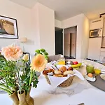 Cosy Corner 4 *